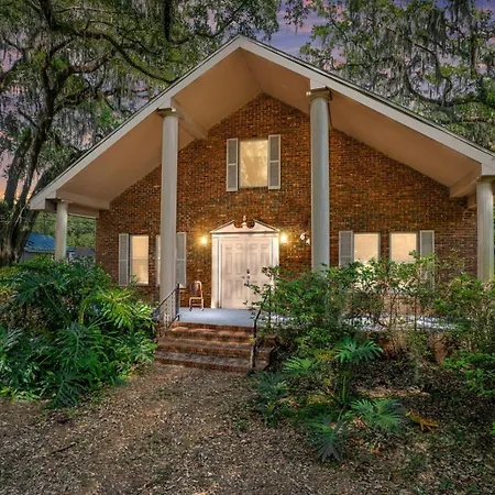 Ponderosa Off The Beaten Path Farmhouse